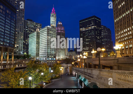 Chicago. Bild von Chicago Downtown Riverfront in der Dämmerung. Stockfoto