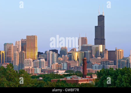 Stadt von Chicago. Luftaufnahme von Chicago downtown bei Sonnenuntergang von hoch oben. Stockfoto