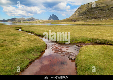 Pic du Midi d'Ossau vom Anayet Plateau in den Pyrenäen von Huesca, Spanien. Stockfoto