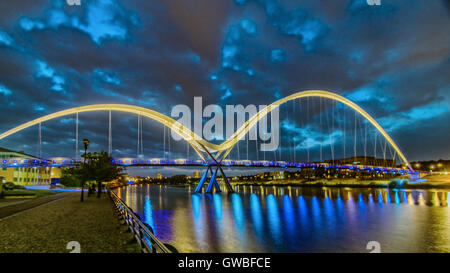 Die Infinity-Brücke ist eine öffentliche Fußgänger- und Zyklus Fußgängerbrücke über den Fluss Tees im Stadtteil Stockton-on-Tees in der Stockfoto