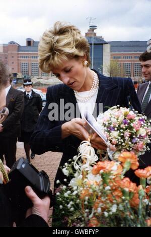 Prinzessin Diana besucht West Yorkshire Playhouse Theatre, Leeds April 1993 Stockfoto