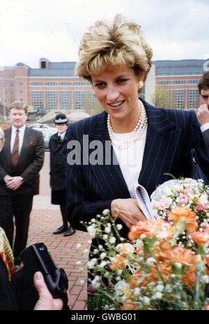 Prinzessin Diana besucht West Yorkshire Playhouse Theatre, Leeds April 1993 Stockfoto