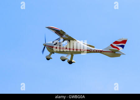 Flight Design CTSW G-CESW im Flug auf North Coates Flugplatz Stockfoto