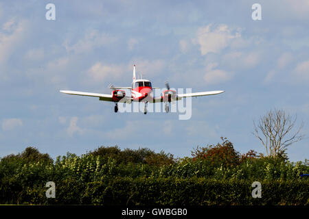 Piper PA-23-160 Apache N909PH Landung am Breighton Flugplatz Stockfoto