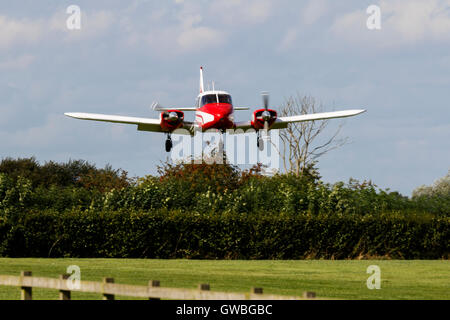 Piper PA-23-160 Apache N909PH Landung am Breighton Flugplatz Stockfoto