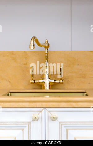 Vintage gold poliert Wasserhahn in der modernen Küche Stockfoto
