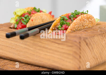 die frische mexikanische Taco-Schalen mit Rindfleisch und Gemüse Stockfoto