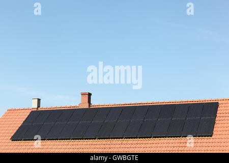 Sonnenkollektoren auf dem Dach Stockfoto