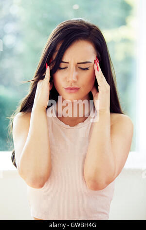 Frau mit Kopfschmerzen Stockfoto