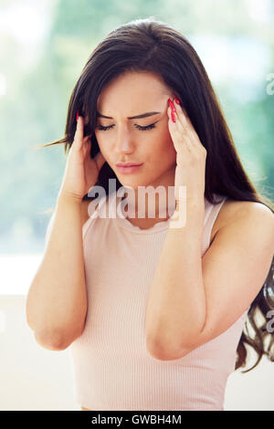 Frau mit Kopfschmerzen Stockfoto