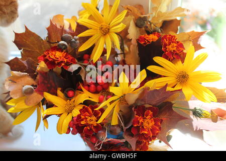 leuchtend bunter Herbst Strauß aus gelben Blüte Blüten, Beeren, Blätter Ingwer schöne Komposition für Dekor Stockfoto