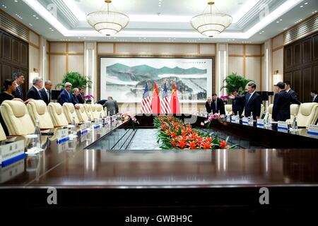 Chinesischen Staatspräsidenten Xi Jinping setzt sich mit US-Präsident Barack Obama für ein bilaterales Treffen während des G20-Gipfels am International Expo Center 4. September 2016 in Hangzhou, China Stockfoto