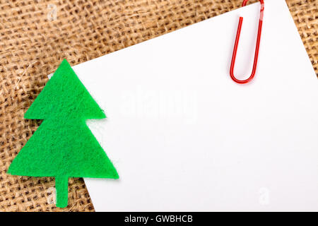 Leere Karte mit Weihnachten Filz Dekorationen auf Jute Hintergrund. Stockfoto