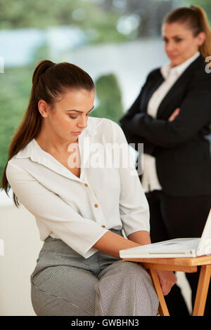 Arbeitskollege, andere einzuschüchtern Stockfoto