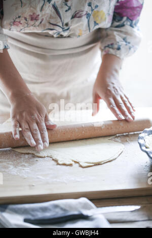 Frau rollenden Teig Stockfoto