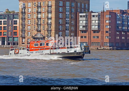 Ein Feuerwehr-Schiff die Londoner Feuerwehr, flussabwärts auf der Themse zu beschleunigen Stockfoto