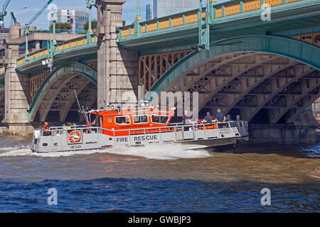Ein Feuerwehr-Schiff die Londoner Feuerwehr, beschleunigen stromabwärts unter Southwark Bridge Stockfoto