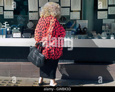 Mit Blick auf das Schaufenster eines Hatton Garden-Schmuck-Shop in London Stockfoto