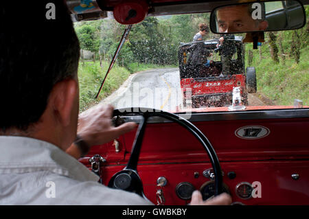 Typische Willys Jeep Reisen nur 10 Kilometer von der Stadt von Salento Cocora Valley National Park, Kolumbien. Dieses Tal ist ein Tal im Departamento Quindío im Land von Kolumbien. Es befindet sich in den zentralen Kordilleren der Anden. Das Tal ist Teil des Los Nevados nationalen Naturparks, 1985 in den bestehenden Nationalpark von der kolumbianischen Regierung gegründet. Stockfoto