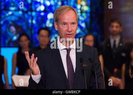 Schwedische Botschafter bei der UNO-Olof Skoog bietet Bemerkungen an der Kranzniederlegung. Der Generalsekretär der Vereinten Nationen, Ban Ki-Moon teilgenommen und Bemerkungen zu einer Kranzniederlegung Zeremonie zum Gedenken an den 55. Jahrestag des Todes von Dag Hammarskjold (29. Juli 1905 - 18. September 1961), der zweite UN-Generalsekretär, starb bei einem Flugzeugabsturz während noch im Amt angeboten. Im Jahr 2015 einberufen-Generalsekretär Ban Ki-Moon eine unabhängige Sachverständigengruppe, neu zu prüfen zeigt sich gegen die Vorwürfe, dass das Flugzeug mit Dag Hammarskjold und eine Delegation zu Verhandlungen in Northe Stockfoto