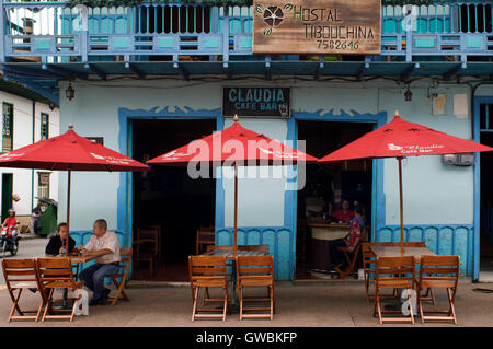 Claudia-Café-Bar. Eines der Cafés Restaurants befindet sich in der zentrale Platz der Finlandia, Quindio, Kolumbien. Finlandia, ist eine politische Gemeinde des Kaffee-Dreiecks. Kolumbianischen Kaffee wachsenden Achse. Die kolumbianische Kaffee Region, auch bekannt als das Kaffee-Dreieck, ist ein Teil der kolumbianischen Paisa Region in der ländlichen Gegend von Kolumbien, berühmt für den Anbau und die Produktion von einer Mehrheit des kolumbianischen Kaffees, als von manchen als der beste Kaffee der Welt Stockfoto