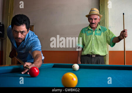 Mehrere Männer spielen Carambol Billard in einer Bar befindet sich im zentralen Quadrat Finlandia. Quindio, Kolumbien. Finlandia, ist eine politische Gemeinde des Kaffee-Dreiecks. Kolumbianischen Kaffee wachsenden Achse. Die kolumbianische Kaffee Region, auch bekannt als das Kaffee-Dreieck, ist ein Teil der kolumbianischen Paisa Region in der ländlichen Gegend von Kolumbien, berühmt für den Anbau und die Produktion von einer Mehrheit des kolumbianischen Kaffees, als von manchen als der beste Kaffee der Welt Stockfoto