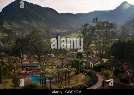 Hotel Termales El Otoño, heißer Herbst. Befindet sich in der Nähe von Manizales, in der alten Straße nach der Nevado. Kolumbianischen Kaffee wachsenden Achse. Die kolumbianische Kaffee Region, auch bekannt als das Kaffee-Dreieck, ist ein Teil der kolumbianischen Paisa Region in der ländlichen Gegend von Kolumbien, berühmt für den Anbau und die Produktion von einer Mehrheit des kolumbianischen Kaffees, als von manchen als der beste Kaffee der Welt Stockfoto