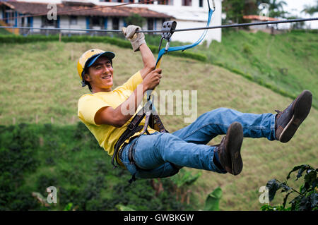 ZIP-Wire in El Bosque del Saman, Pereira, Quindio, Kolumbien. Die Zipe Linie sind über die Kaffee-Platations. Kolumbianischen Kaffee wachsenden Achse. Die kolumbianische Kaffee Region, auch bekannt als das Kaffee-Dreieck, ist ein Teil der kolumbianischen Paisa Region in der ländlichen Gegend von Kolumbien, berühmt für den Anbau und die Produktion von einer Mehrheit des kolumbianischen Kaffees, als von manchen als der beste Kaffee der Welt Stockfoto