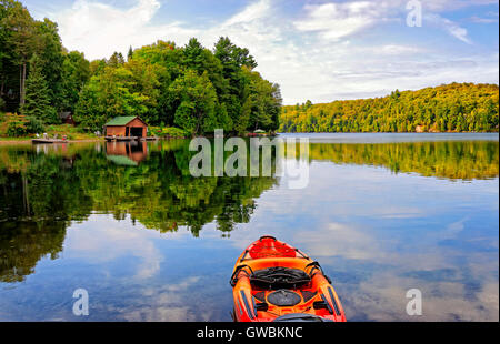 Bereit für den Start auf dem ruhigen Wasser des Meech Lake, Gatineau Park, Qubec, Kanada an einem Sommertag rote Kajak Stockfoto