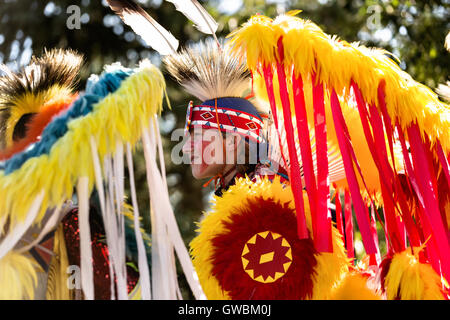 Indianische Tänzern aus der Arapahoe Menschen in Trachten gekleidet führen einen ausgefallenen Tanz im Indian Village während Cheyenne Frontier Days 25. Juli 2015 in Cheyenne, Wyoming. Frontier Days feiert die Cowboy Traditionen des Westens mit einem Rodeo, Parade und Fair. Stockfoto