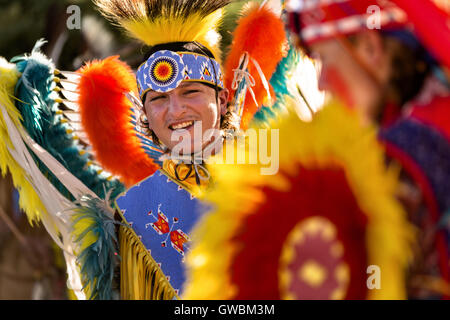 Indianische Tänzern aus der Arapahoe Menschen in Trachten gekleidet führen einen ausgefallenen Tanz im Indian Village während Cheyenne Frontier Days 25. Juli 2015 in Cheyenne, Wyoming. Frontier Days feiert die Cowboy Traditionen des Westens mit einem Rodeo, Parade und Fair. Stockfoto