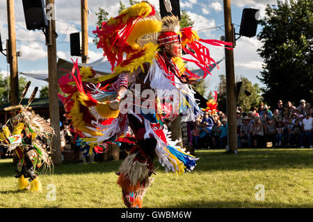 Indianische Tänzern aus der Arapahoe Menschen in Trachten gekleidet führen einen ausgefallenen Tanz im Indian Village während Cheyenne Frontier Days 25. Juli 2015 in Cheyenne, Wyoming. Frontier Days feiert die Cowboy Traditionen des Westens mit einem Rodeo, Parade und Fair. Stockfoto