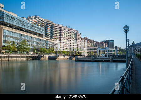 Langzeitbelichtung Blick auf den Damm am Fluss Rhône in Genf Stadtzentrum entfernt. Stockfoto