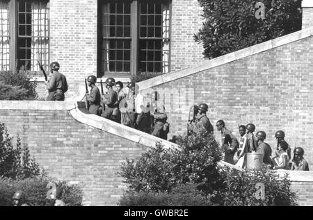 LITTLE ROCK HIGH SCHOOL, Arkansas. Truppen von der 327th in der Luft Kampfgruppe, 101st Airborne Division, Begleitung der Little Rock Nine um die Schule am 23. September 1957 treten. Foto U.S. Army Stockfoto