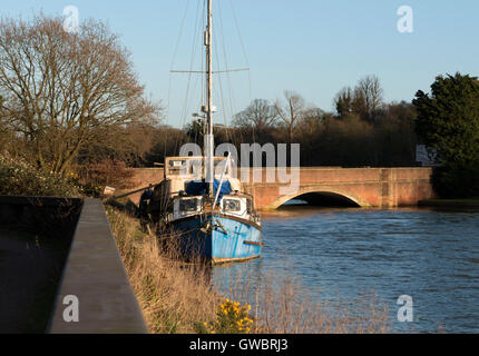 Hausboote vertäut am Fluss Deben, Melton, Suffolk, UK. Stockfoto