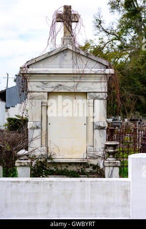 Über Boden Grab auf dem historischen Friedhof Cedar Rest in Bay St. Louis, Mississippi, USA Stockfoto