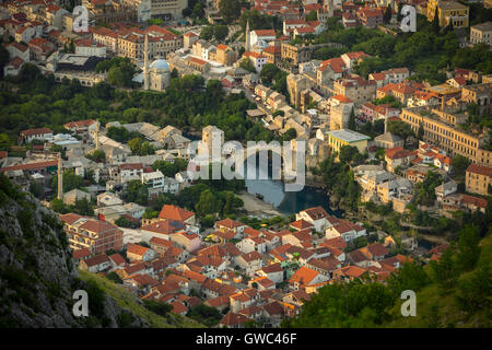 Eine Luftaufnahme des Flusses Neretva führt über alte Mostar und die alte Brücke (Stari Most). Und Bosnien-Herzegowina von oben. Stockfoto