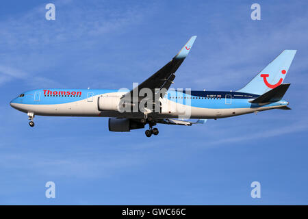 Thomson Airways Boeing 767-300 nähert sich Start-und Landebahn 23R am Flughafen Manchester. Stockfoto