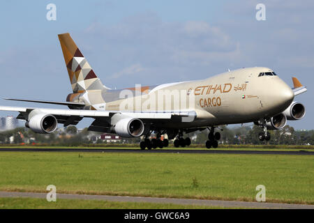 Etihad Airways (Atlas Air) Boeing 747-400 nähert sich Start-und Landebahn 18R am Flughafen Amsterdam Schiphol. Stockfoto