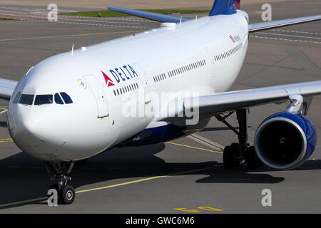 Delta Air Linien Airbus A330-200 taxis zum Gate am Flughafen Amsterdam Schiphol. Stockfoto