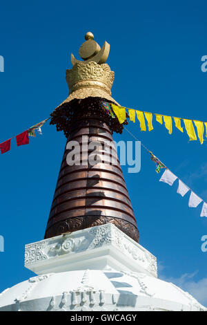 Stupa und Gebet Fahnen auf Kagyu Samye Ling Kloster. Eskdalemuir, Langholm, Dumfries, Scotland Stockfoto