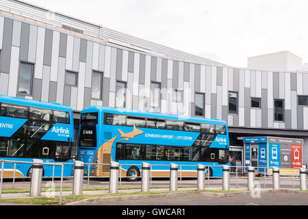 Airlink Busse vor Edinburgh Flughafen Eingang - Airlink (Service 100) ist ein express-Service zwischen Flughafen und Stadtzentrum Stockfoto