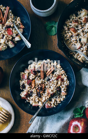 Zwei Schüsseln mit warmen Farro Frühstück Schüssel werden aus der Ansicht von oben fotografiert. Stockfoto