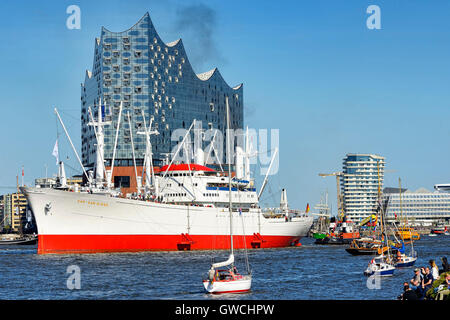 Abschließend das Museumsschiff Cap San Diego in Hamburg, Deutschland, Europa, Einlaufparade Zum Hafengebu Parade für den Hafengeburtstag Stockfoto