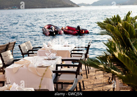 Tischdekoration mit Blick aufs Meer Stockfoto