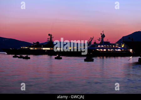 Segelboote und Yachten in der Marina in Montenegro Stockfoto