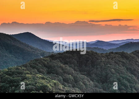 Panorama Blick auf Sonnenuntergang über Great Smoky Mountains im Sommer Stockfoto