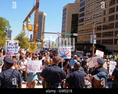 BALTIMORE, MD - 12 SEPTEMBER: Polizei Stand in einer Linie mit Blick auf eine Gruppe von Demonstranten mit anti-Donald Trump Zeichen Pratt Street und Stockfoto