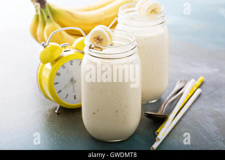 Bananen-Smoothie in Einweckgläser Stockfoto