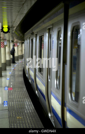 JR-Bahnhof eine Plattform in Tokyo angekommen Stockfoto